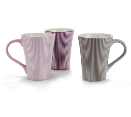 Ženy maľujúce keramické hrnčeky