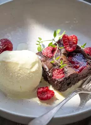 Inšpiratívna fotografia brownies s ovocím a zmrzlinou
