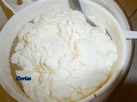 Čerstvý domáci tvaroh v sitku
