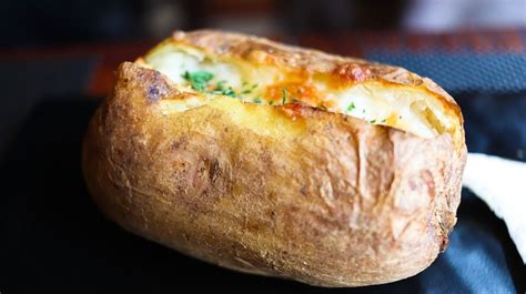 Pečený zemiak plnený bryndzou