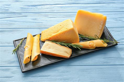 rozličné druhy syrov do muffinov