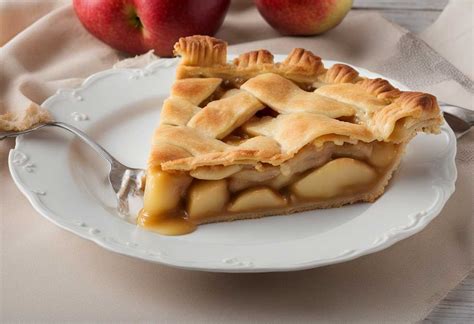 Fotografia jablkového koláča s pudingom a snehom