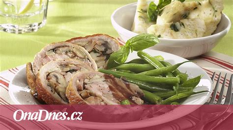 Fotografia hotovej cesnakovej rolády s trojuholníkmi syra