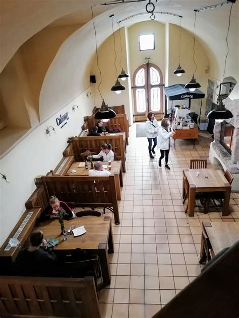 Fotografia interiéru historickej reštaurácie v Čachticiach