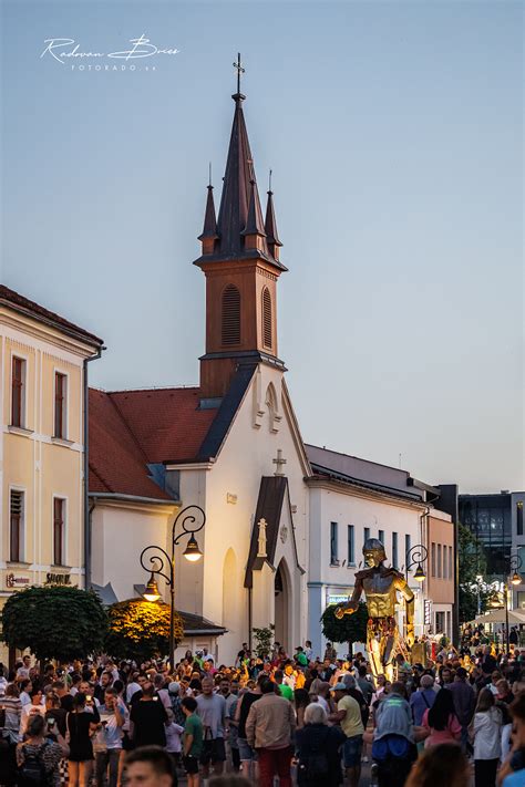 Ľudia pri Jánskej vatre