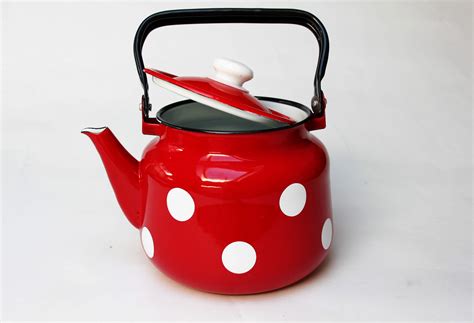 Smaltované kanvice na varenie vody rôznych farieb a dizajnov