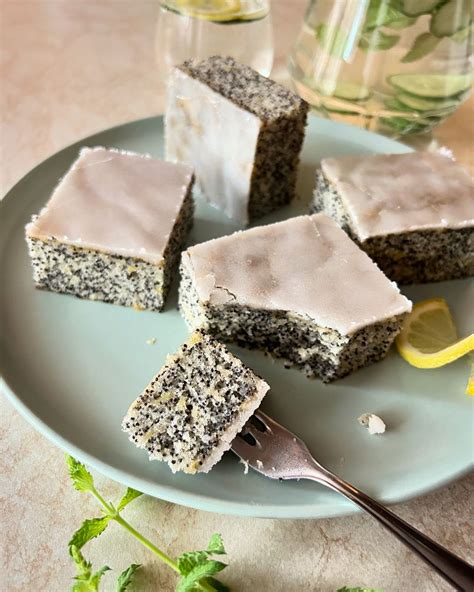 Ilustrácia sušienok s citrónovou polevou a čokoládovou ozdobou