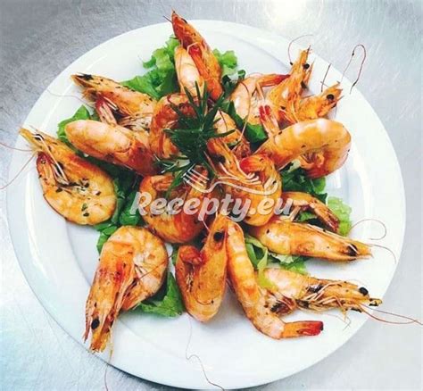 Čerstvé grilované krevety na panvici