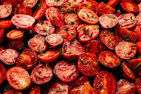 Čerstvé zrelé paradajky pripravené na pečenie