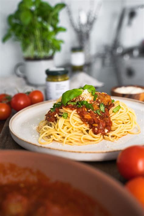 Hrnček s čerstvou paradajkovou omáčkou a bylinkami