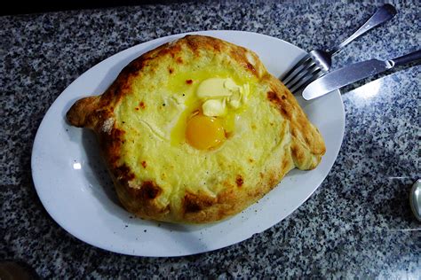 Gruzínsky chlieb puri pečený v hlinenej peci