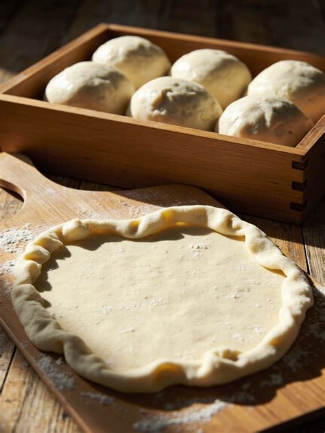 Čerstvé cesto na pizzu pripravené v domácej pekárni