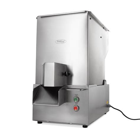 Proces krájania zemiakov na hranolky