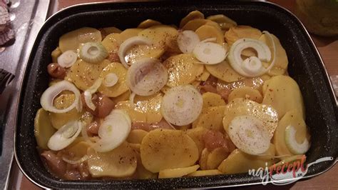 Kuracie mäso pečené v jednom pekáči so zeleninou a zemiakmi