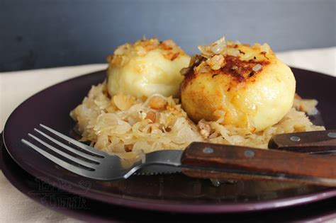 Fotografia zemiakových knedlí plnených údeným mäsom s kyslou kapustou