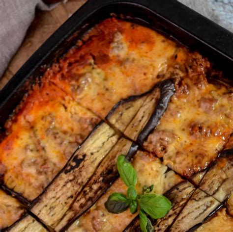Vrstvený zapečený baklažán v zapekacej mise