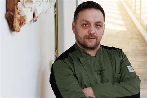 Šéfkuchár Michal Danek počas prípravy jedla