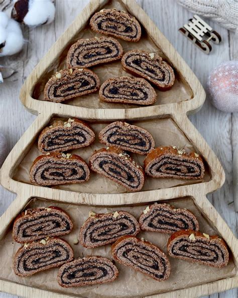 Ilustrácia misky so slivkovým lekvárom a orechmi