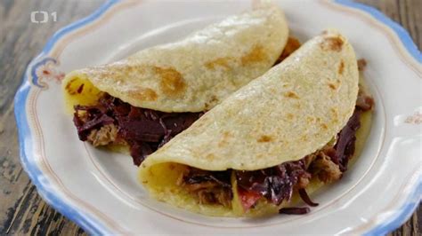 servírované lokše s rôznymi náplňami