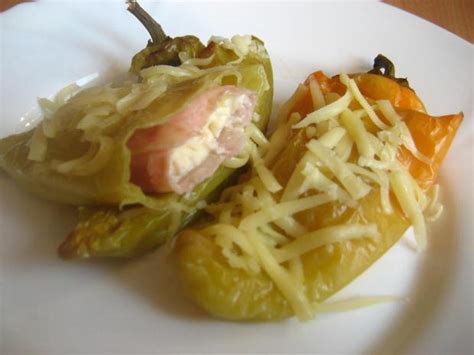 Ilustrácia plnených paprík so syrom