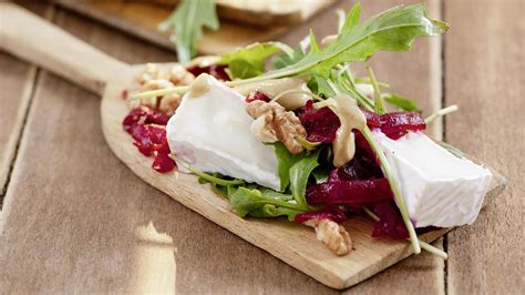 Zloženie plnených paprík s kozím syrom, orechmi a chilli