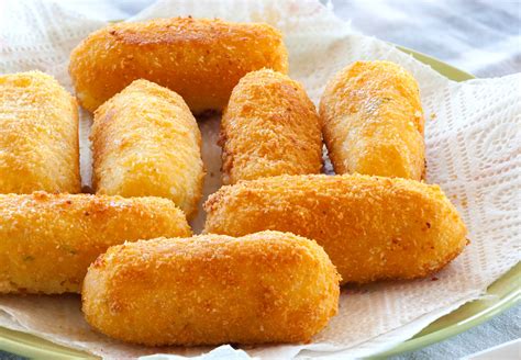 Zlatisté zemiakové krokety pripravené na tanieri