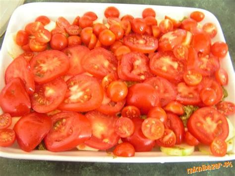 Ingrediencie na zapekanú cuketu s tofu a paradajkami