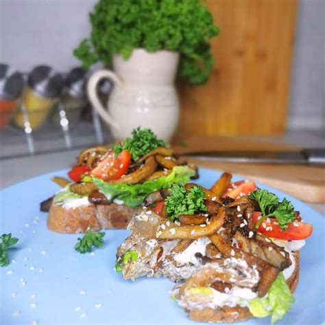 Ilustrácia zapekaného chlebíka s rôznymi ingredienciami