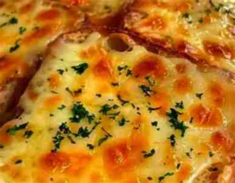 Detail zapečeného chlebíka s roztopeným syrom