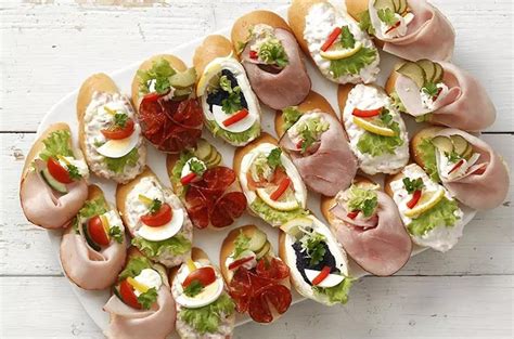 Umelecky naaranžovaný klasický obložený chlebíček