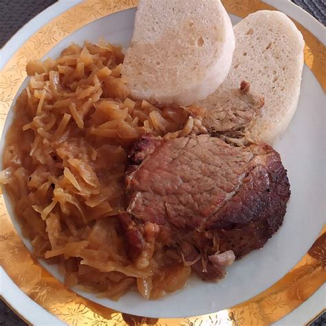 Bravčová krkovička s kapustou a knedľou