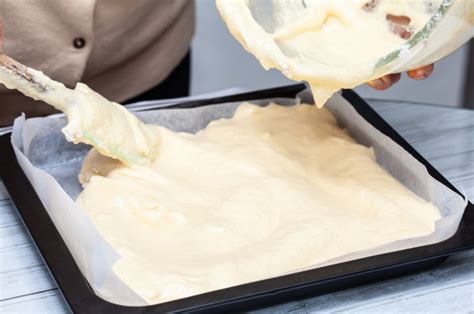 Piškótové cesto v plechu pred pečením