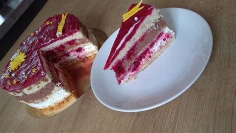 Vrstvenie dezertu: korpus, džem, puding, maliny