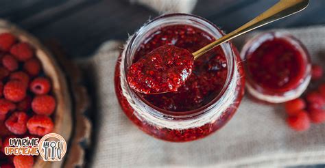 Domáci malinový džem v pohári