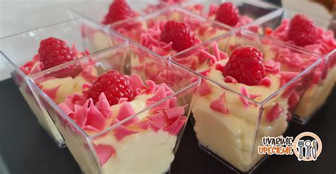 Pripravené dezertné poháriky s pudingom a malinami