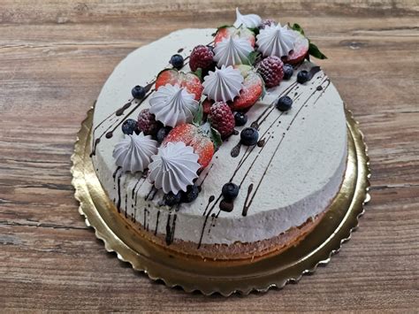 zdobenie torty ovocím