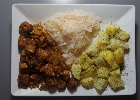 Koláž s rôznymi jedlami zo sójového mäsa