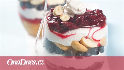 Vrstvený jogurtový pohár s ovocím a chia semienkami