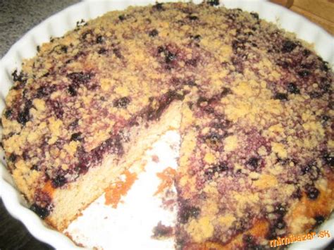 Jogurtový koláč s ovocím a zlatistou posýpkou