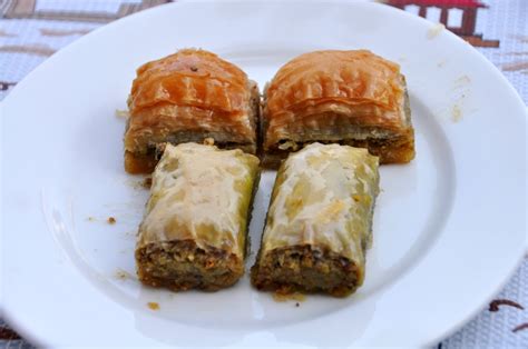 Fotografia typického tureckého jedla, napr. kebab alebo baklava