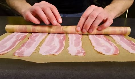 Koláž rôznych jedál pripravených pomocou klieští na pečenie slaniny