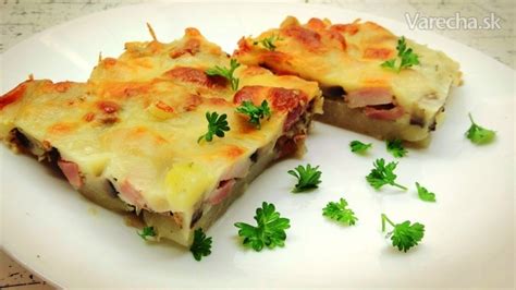 Vrstvený zapekaný kaleráb pripravený na pečenie