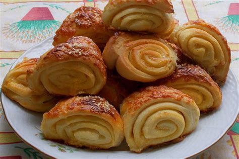 Hotové cesnakové slimáky pripravené na plechu