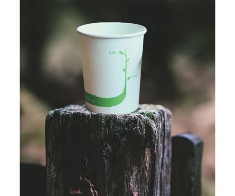 Ilustrácia znázorňujúca ekologické riešenia na festivale (kompostovateľný riad, vratné poháre)