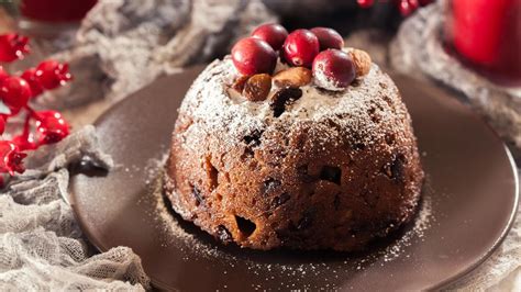 Hotový vianočný puding pripravený na podávanie