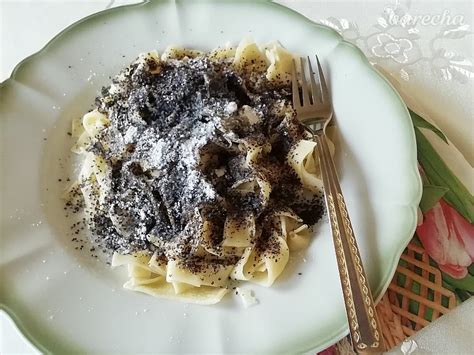 Hotové domáce rezance s makom a práškovým cukrom