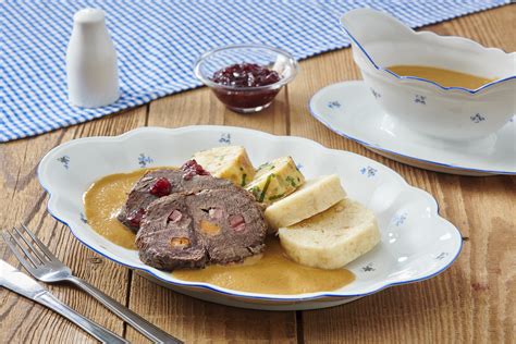 Servírovaná jelenia sviečková s knedľou a brusnicami