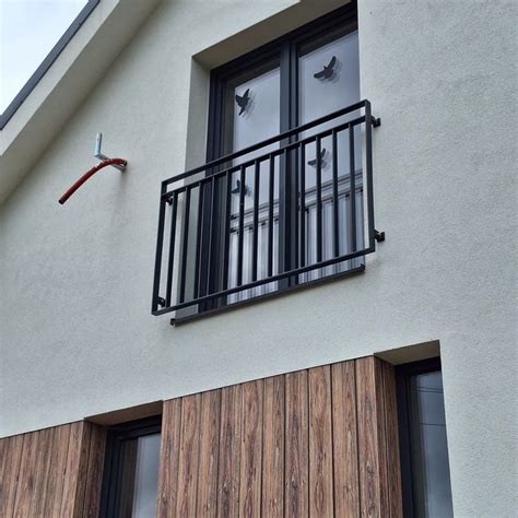 Zákazníčka si vychutnáva kúsok makovníka