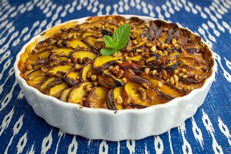 Crostata s broskvemi a piniovými oříšky