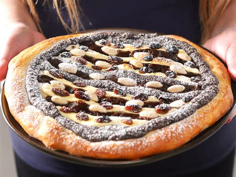 Detailný pohľad na hotový slaný kysnutý koláč